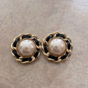 🤩Host Pick🤩 Classic French fashion clip on earrings